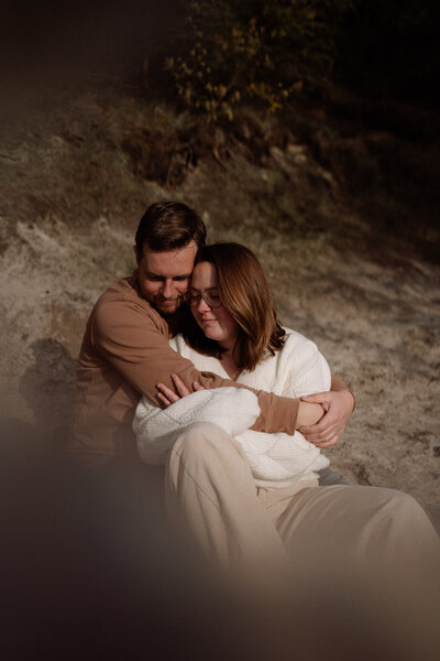 koppelshoot knuffelend op het strand