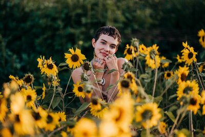 seattle-senior-girl-in-sunflower-field