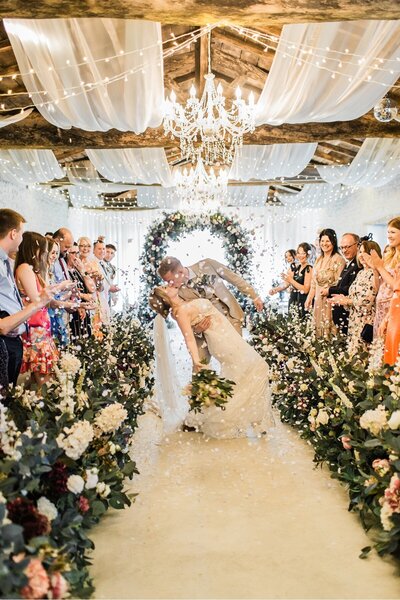 wedding-kiss-confetti