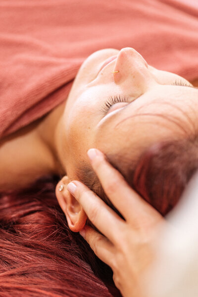 Massage intuitif visage et dos femme à saint-jean-de-monts  vendée