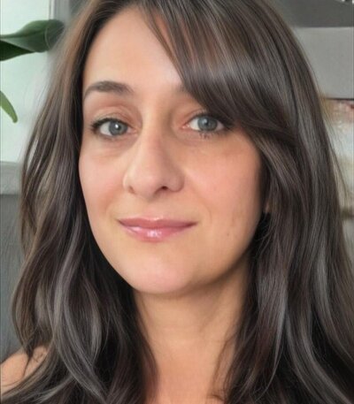 Portrait of Bea Weir, founder of EnerBea, wholistic healing and vibrational remedies practitioner.