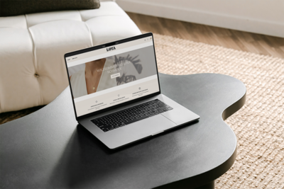 Mockup einer Website für Yogalehrerin Sandra von Wolkenyoga, feminin gestaltet.