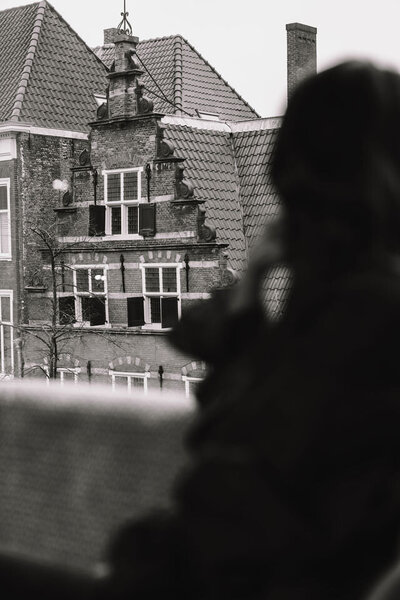 Zakelijk portret van Rianne, gespecialiseerd in het stroomlijnen van drukke werkdagen.