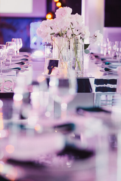 Décor de table violet et moderne pour un événement d'entreprise organisé par une organisatrice d'évènements