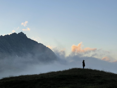 Prachtig uitzicht op de Oostenrijkse Alpen en groene weiden in de buurt van Haus Arlberg.