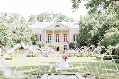 Bridal portrait at Longue Vue House and Garden