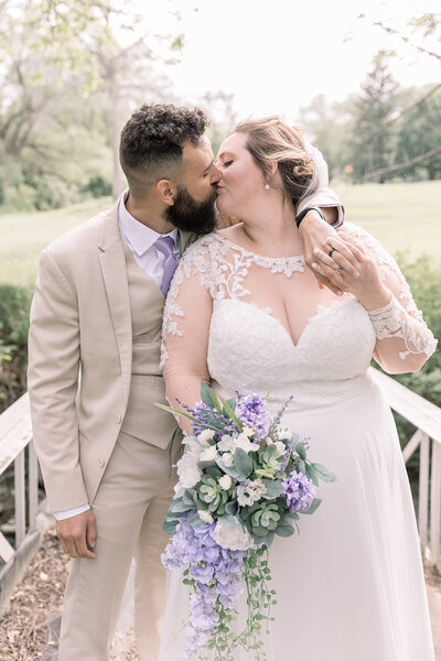 Detroit Michigan wedding couple kissing