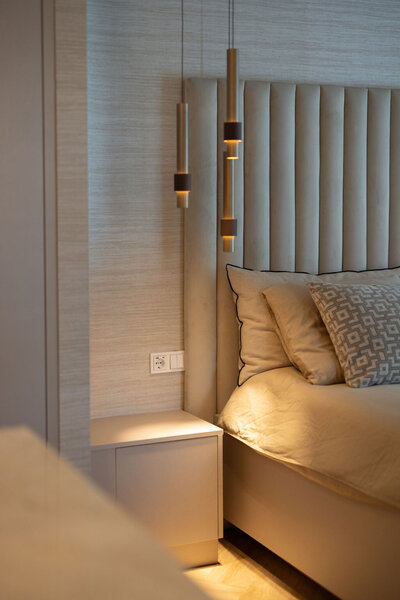 Maatwerk slaapkamerinterieur met aandacht voor detail en comfort, ideaal voor een ontspannen en stijlvolle sfeer.