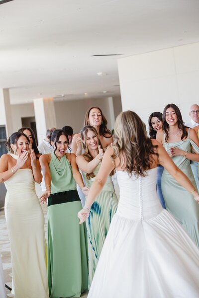 bridesmaids-seeing-florida-bride