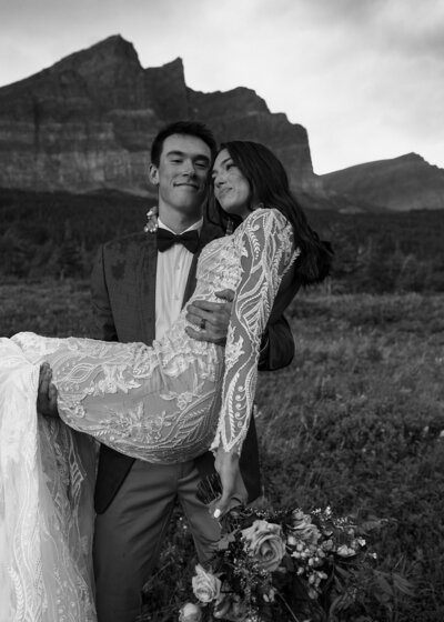 groom-holding-bride-001