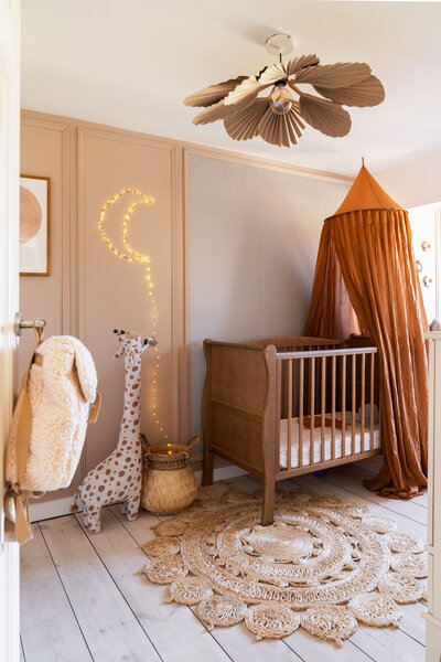 Behang in babykamer met sierlijsten