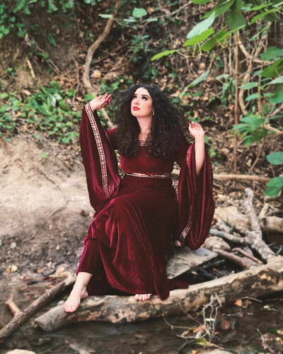 Photo portrait de la fondatrice du studio graphique indépendant Fenicia Studio, dans son costume de Gothel pour la comédie musicale, une de ses passions, de la troupe Artrio.