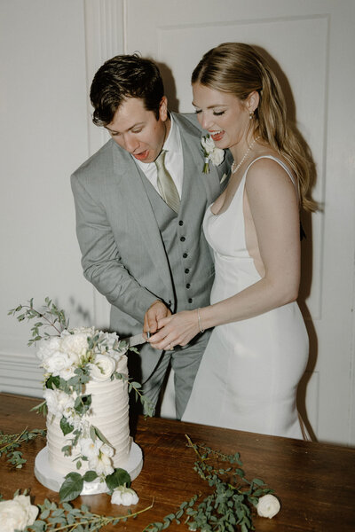 wedding couple cutting cake