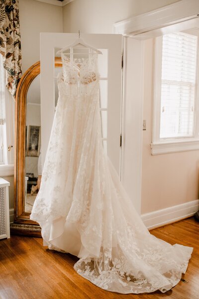 House-Mountain-Inn-Wedding-Engagement-Field-Mountain-View-Staunton-Charlottesville-Best-Mountain-Sunset-Virginia-Wedding-Elopement-Vineyard-Estate-Florist-Flowers-27