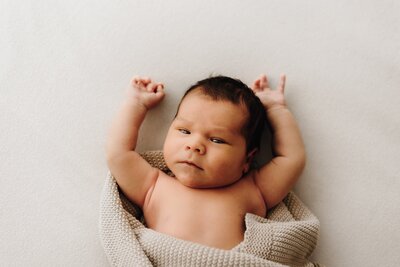 Mutter mit Babybauch im Studio