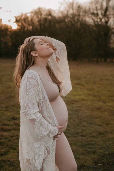 Zwangerschapsshoot tijdens golden hour in Waasland  Pictured by Valerie