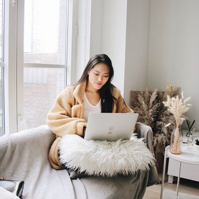 a 20-something skincare-obsessed entrepreneur and licensed esthetician living in New York City