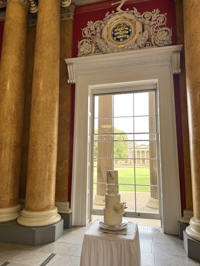 luxury wedding cake designer in cambridgeshire