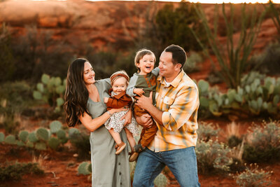 Family laughing with toddler kids in the red rocks of sedona by Annie Bee Photography.
