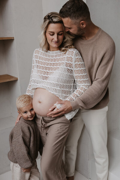 Mooie zwangerschapsshoot bij jou thuis of tijdens goldenhour. Een uniek moment om samen intiem vast te leggen in omgeving Zeeland en Brabant