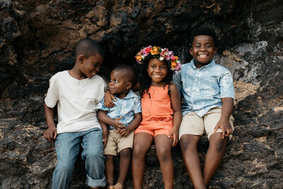 Theo, Uzi, Anaya, & Uriah Henry sitting together as siblings.