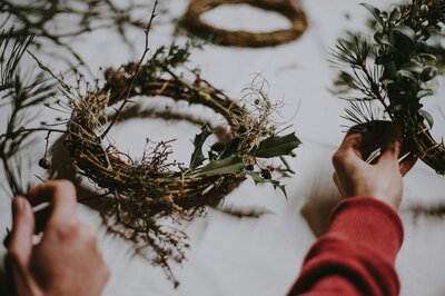 Weihnachtliche Adventskränze binden