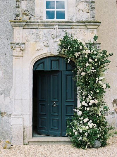Lily Paloma is the best florist in france for a wedding in french chateau