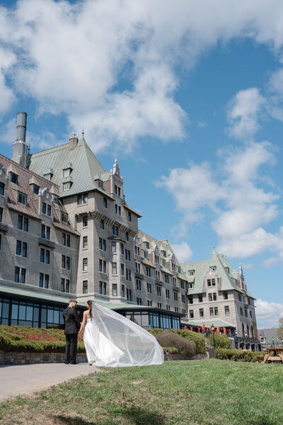 Les nouveaux mariés marchent lors de ce mariage italien à Longueuil