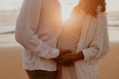 seance-photo-naturelle-plage-grossesse-maternite-femme-enceinte-future-maman