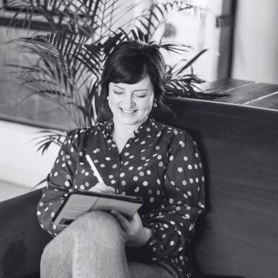 Holding Macbook closed under arm