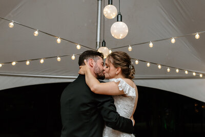 brantford bride and groom first dance kiss