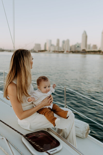 Sailing on San Diego Bay Beach candid natural fun family photo shoot with kids, christmas holiday card photo shoot, San Diego portraits photographer, young families