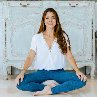 Woman in front of the laptop coaching about mindset and health