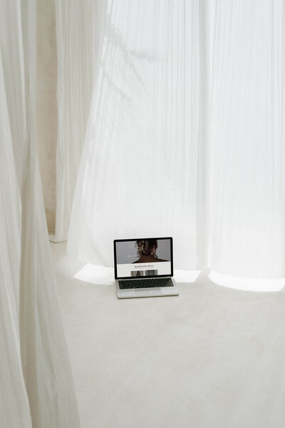 Desktop version of the Instagram links Showit template