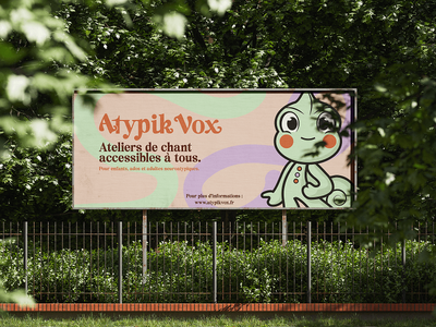 Maquette créée par Fenicia Studio pour l'identité visuelle d'une organisation proposant des ateliers de chants inclusifs. Elle représente tout l'univers graphique sur un panneau publicitaire.
