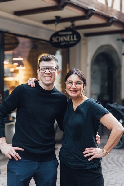 Filialleiterin Anja beim SCHNELL in Thüringen mit einem Café Latte in der Hand
