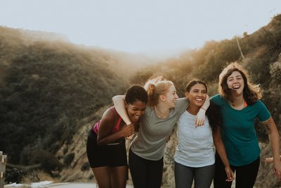 best-friends-blond-hair-bonding-1574650