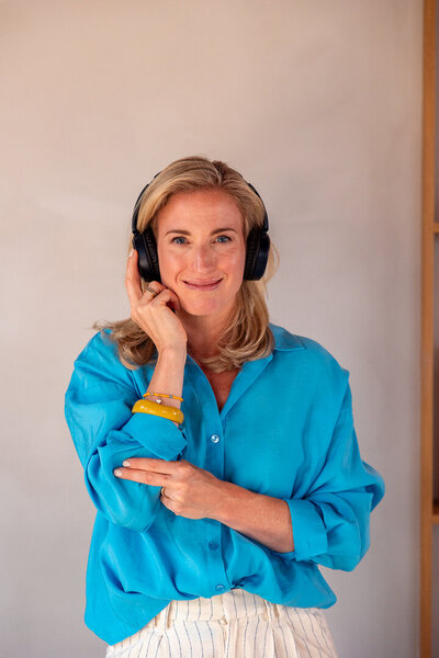 Stéphanie Lacroix poseert bij Joy van der Valk business fotograaf voor ondernemers die hun branding sterk willen laten zien in een goede fotoshoot.