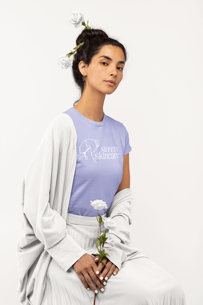 monochromatic-t-shirt-of-a-woman-holding-some-roses-32784