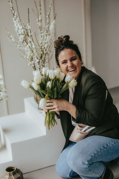Hochzeitsfloristin Marlies Eberhard hält weiße Tulpen – authentisch, modern und voller Leidenschaft.
