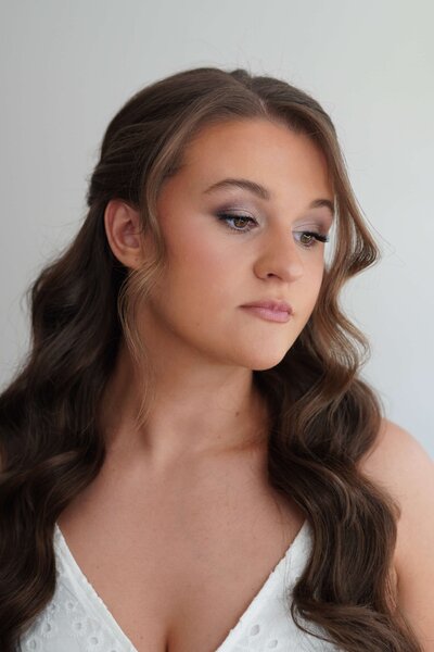 Bride with a minimal, soft glam look — fresh, understated bridal makeup by Klover Beauty, perfect for modern Maryland weddings.