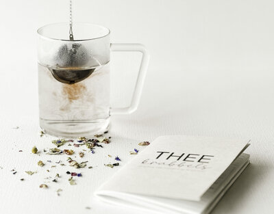 Krabbelboekjes Productfotografie – theekrabbels thee notities tea notes – © by Studio True Stories – making tea thee zetten