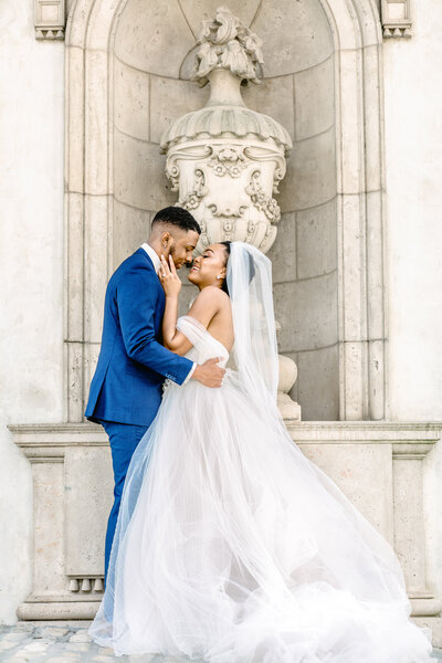 Bride and groom share a romantic embrace in front of Atlanta’s historic Swan House, capturing an elegant and unforgettable wedding moment at this iconic venue.