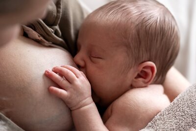 Fotoshoot newborn Groningen, Drenthe en Friesland. Foto's van borstvoeding, het mooiste wat je je kindje kunt geven.