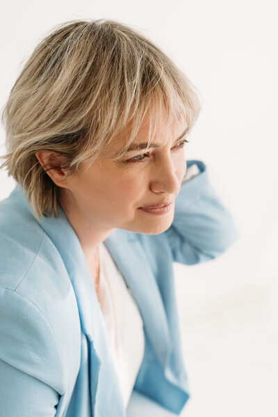 Rosanne van Cruijningen, redacteur en schrijfcoach voor romanschrijvers, staart in de verte.