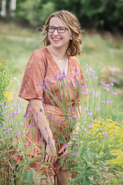 senior-photography-girl-wildflowers