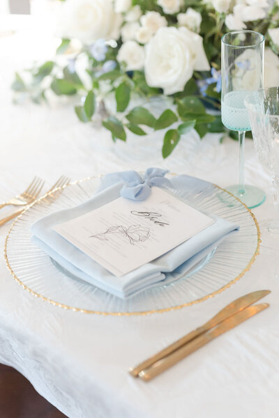 Table design with greenery and gold utensils