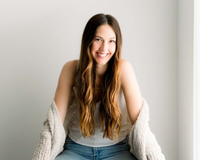 Headshot of a Los Angeles family photographer named Jenna Herscha.