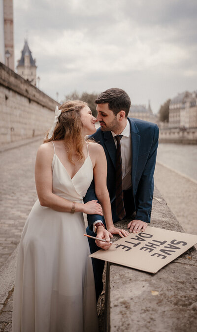 Séance save the date en couple sur les quais de Seine, dans le 1er arrondissement de Paris près de Notre-Dame – images réalisées par un duo photographe vidéaste