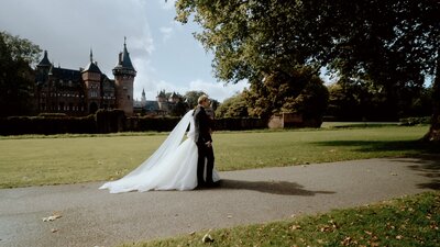 Prachtige trouwclip met dronebeelden van bruidspaar bij Kasteel de Haar. Gemaakt van Sterly videograaf. 